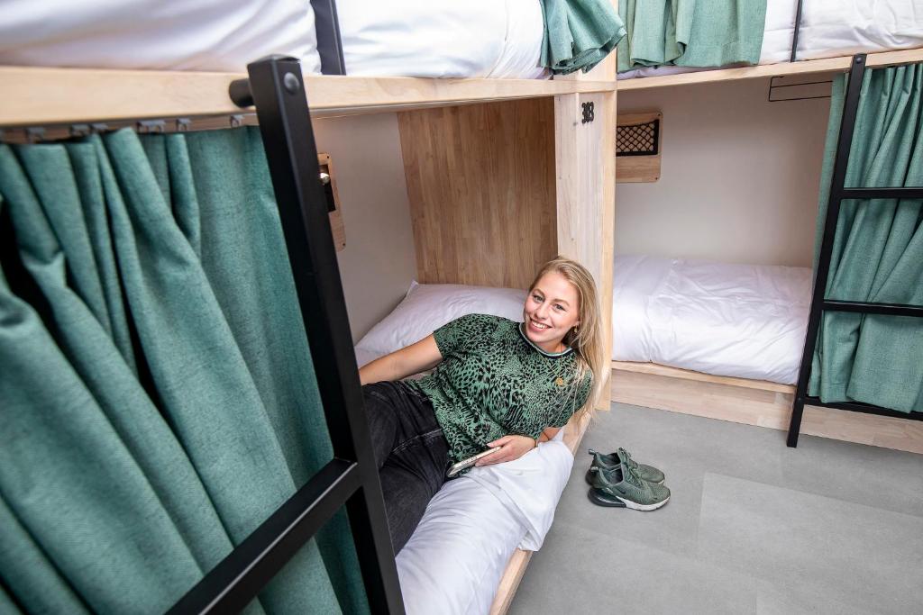 The Bee Hostel客房内的一张或多张床位
