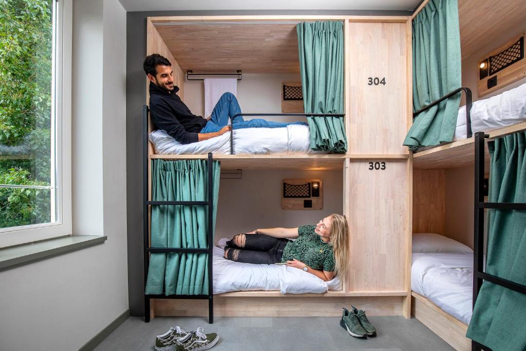The Bee Hostel客房内的一张或多张床位
