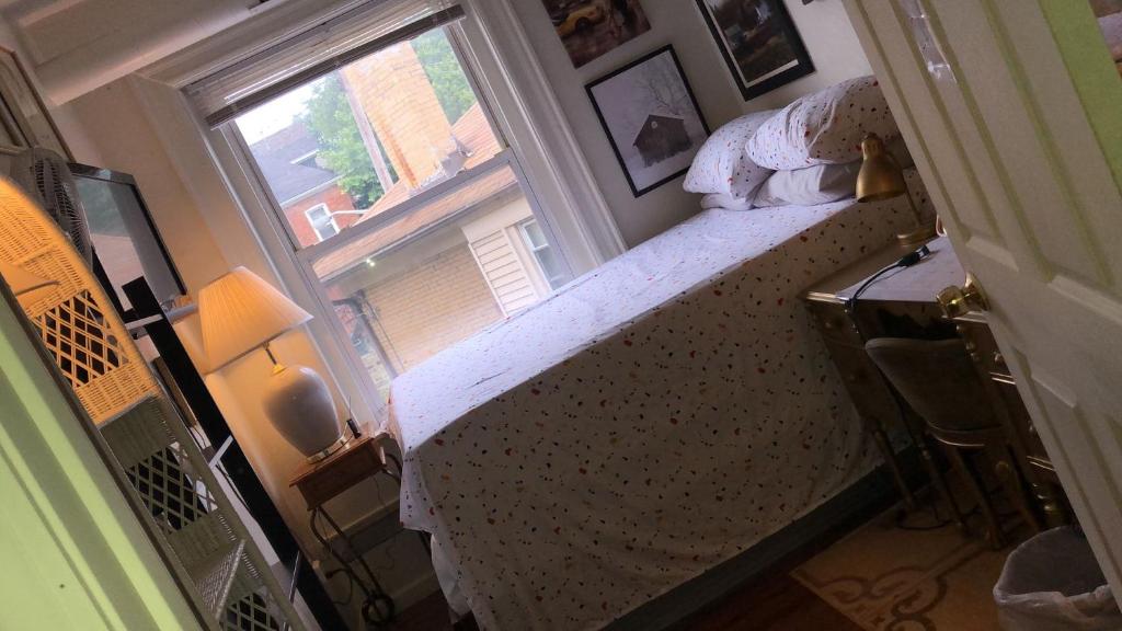 匹兹堡Highland Park Pittsburgh的一间卧室配有一张双层床和窗户