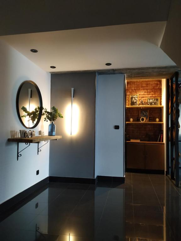 奥维多Loft Torres Centro的一间设有走廊、镜子和桌子的房间