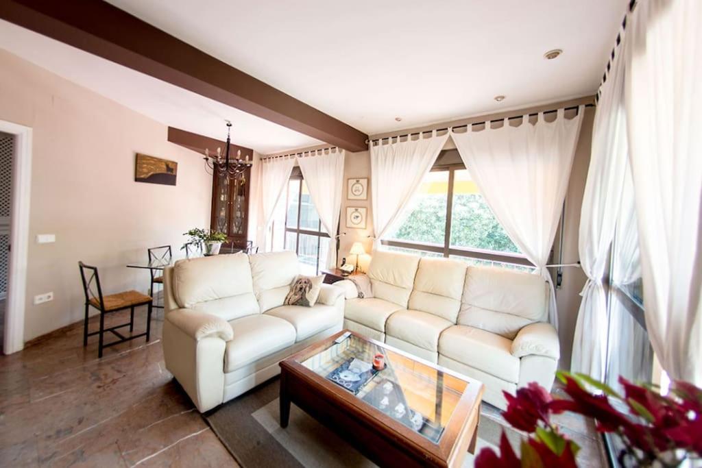 塞维利亚Penthouse!!! Center of Seville!!! 2 BR + 2 bath!!!的客厅配有白色的沙发和桌子