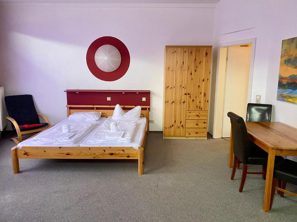 萨斯尼茨Pension Sassnitz Atelierhaus的一间卧室配有一张床和一张餐桌