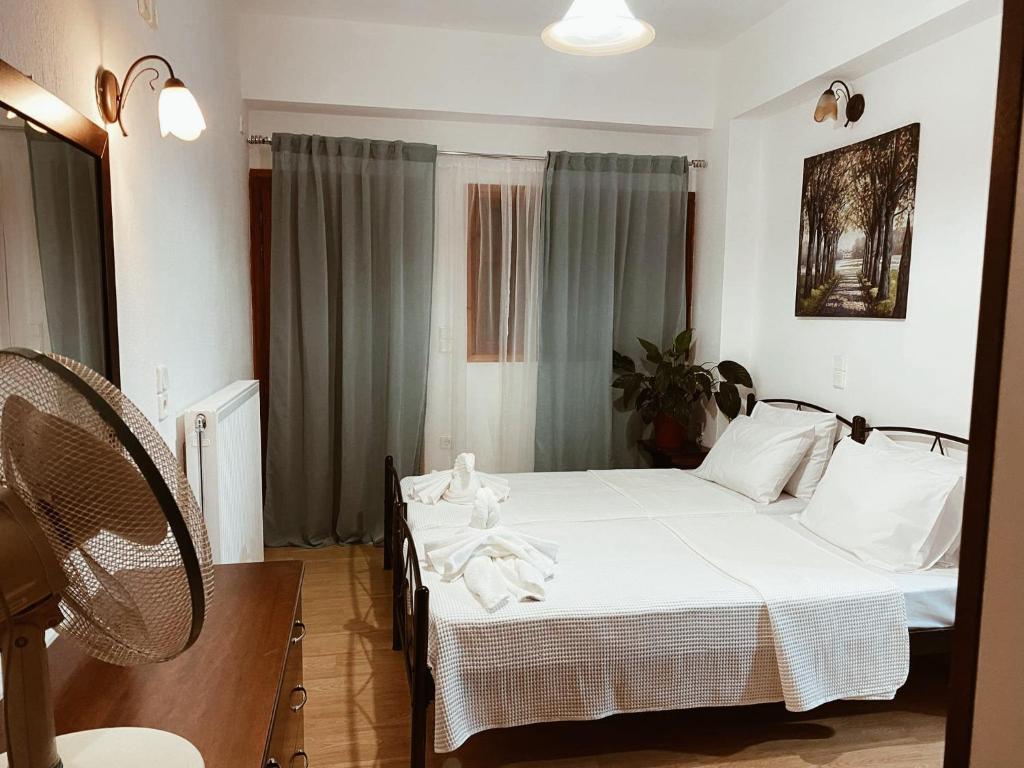 阿克雷迪斯Andreas Village 2的一间卧室配有两张带白色床单的床