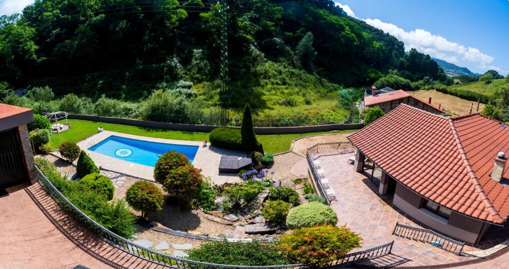 贝梅奥SARREN VILLA POOL by Urdaibai Rentals的享有带游泳池的房屋的空中景致