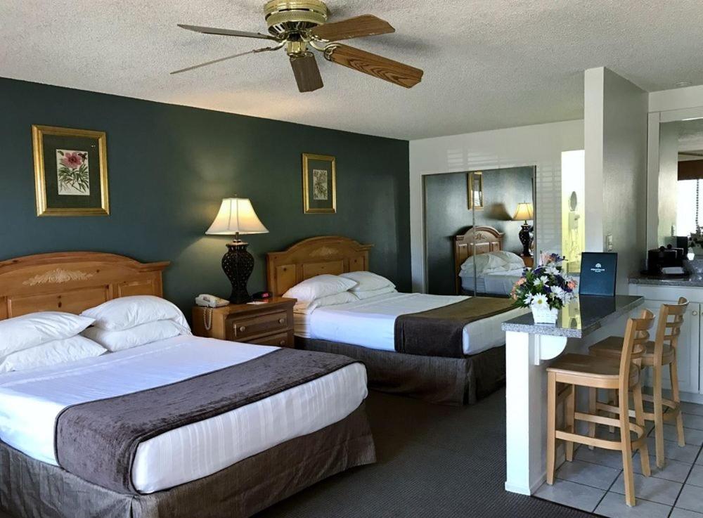 印地欧Indian Palms Country Club的酒店客房设有两张床和一张桌子。
