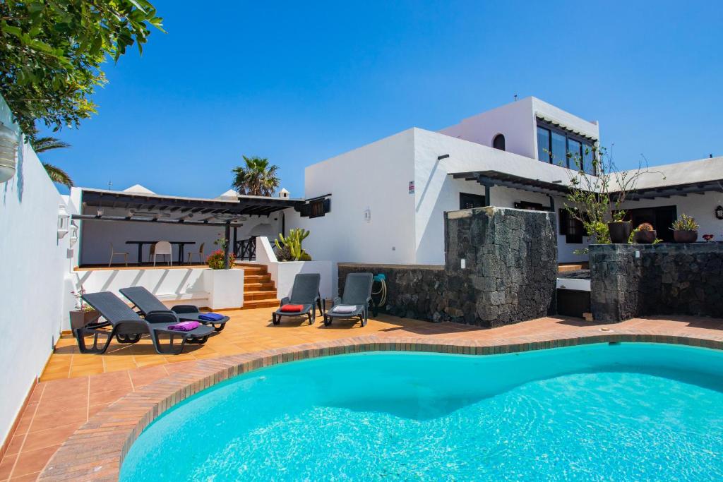 阿雷西费Casa Seara Piscina, Wifi y 400 metro de la playa,的一座带游泳池和房子的别墅