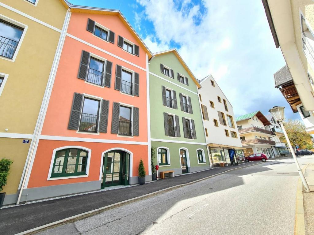 蒙德塞Beim Lanner - Franz的街上一排色彩缤纷的建筑