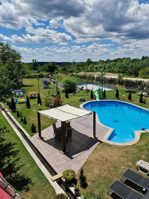 Casa din Povesti内部或周边泳池景观