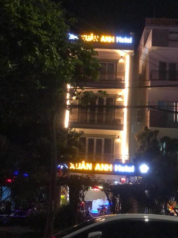 昆岛HOTEL XUÂN ANH CÔN ĐẢO的一座晚上有标志的建筑
