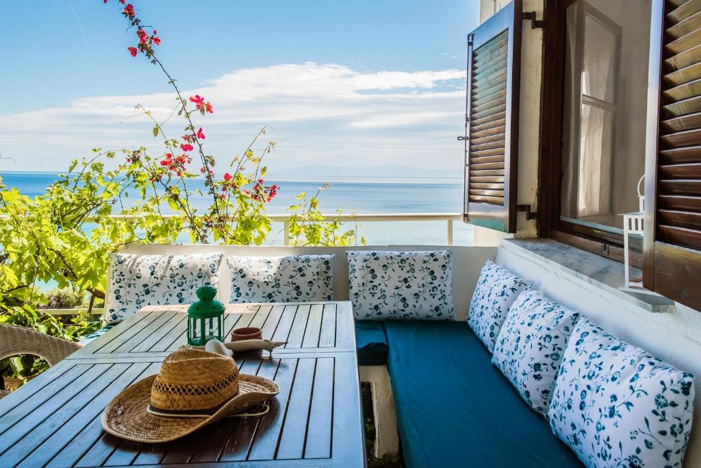 莫拉卡里瓦#Mola Home by halu! Villas的阳台上的野餐桌和帽子