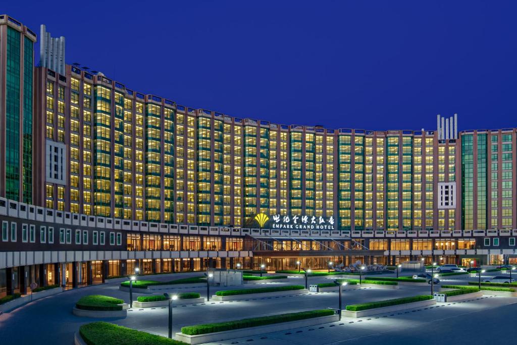 北京北京世纪金源大饭店的一座拥有许多窗户的大型建筑