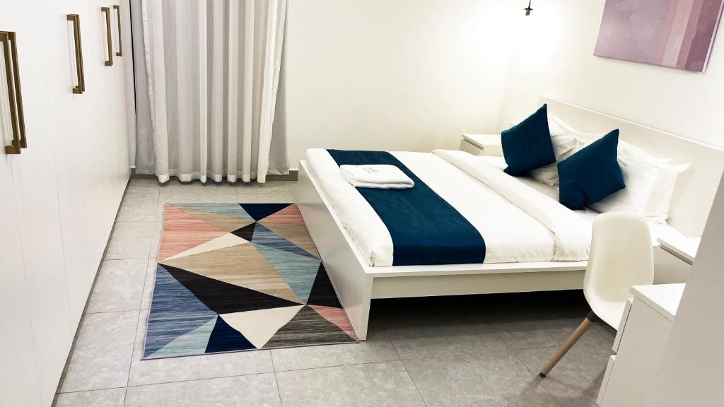 多哈Terminal Inn By Edar City Centre的一间卧室配有一张几何地毯。