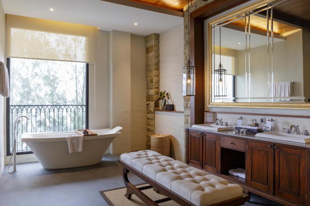 NgadiwanoPlataran Bromo的带浴缸、两个盥洗盆和大镜子的浴室