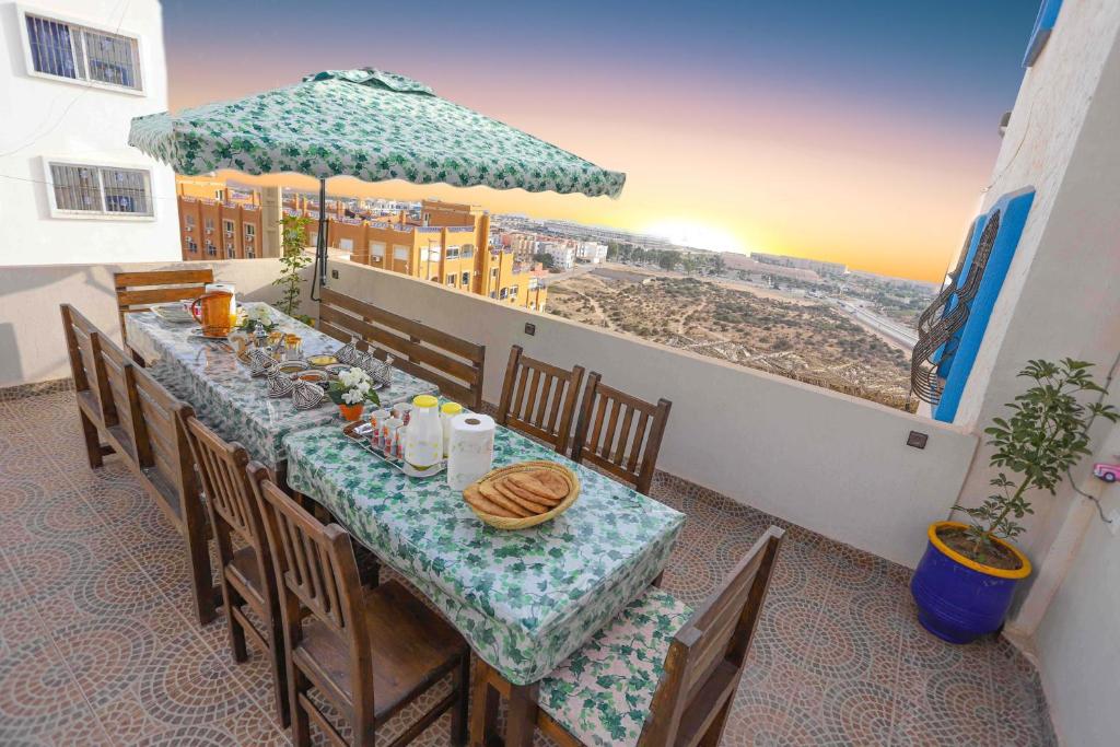 阿加迪尔The Rina Hostel的海滩景餐厅餐桌