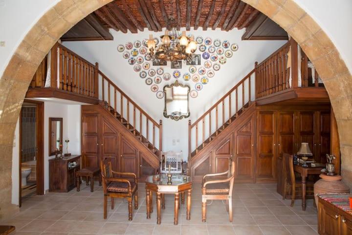 哈拉奇Matina's traditional house的一间带桌椅和吊灯的用餐室