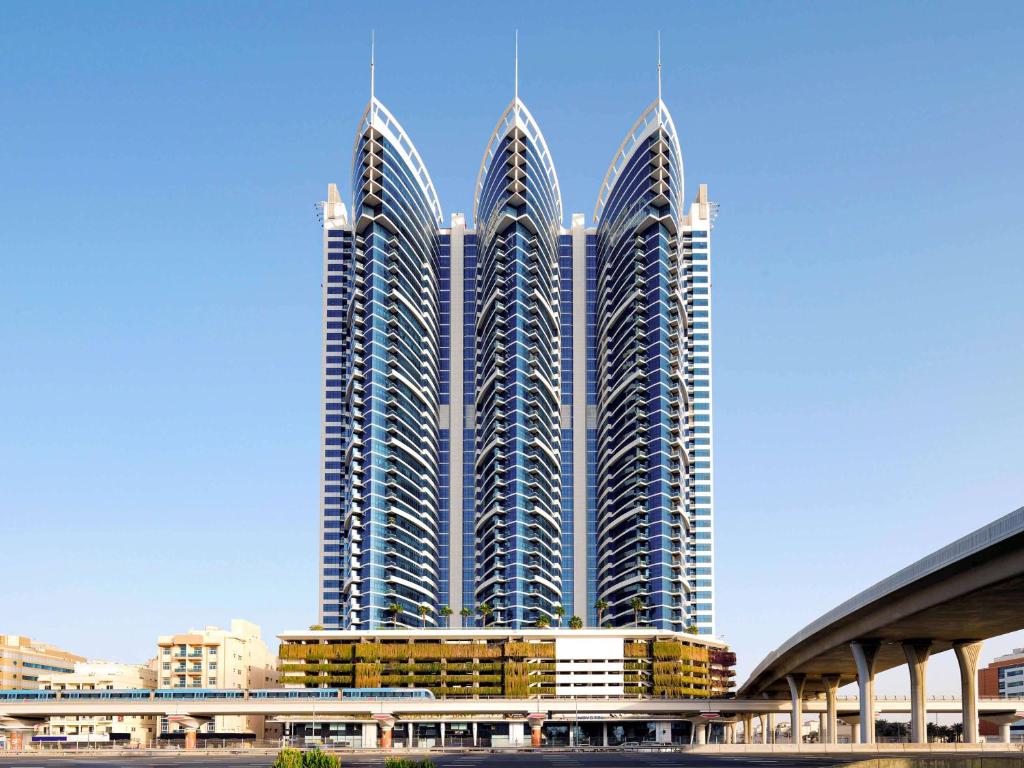 迪拜迪拜阿尔巴沙诺富特酒店的城市里三座高楼