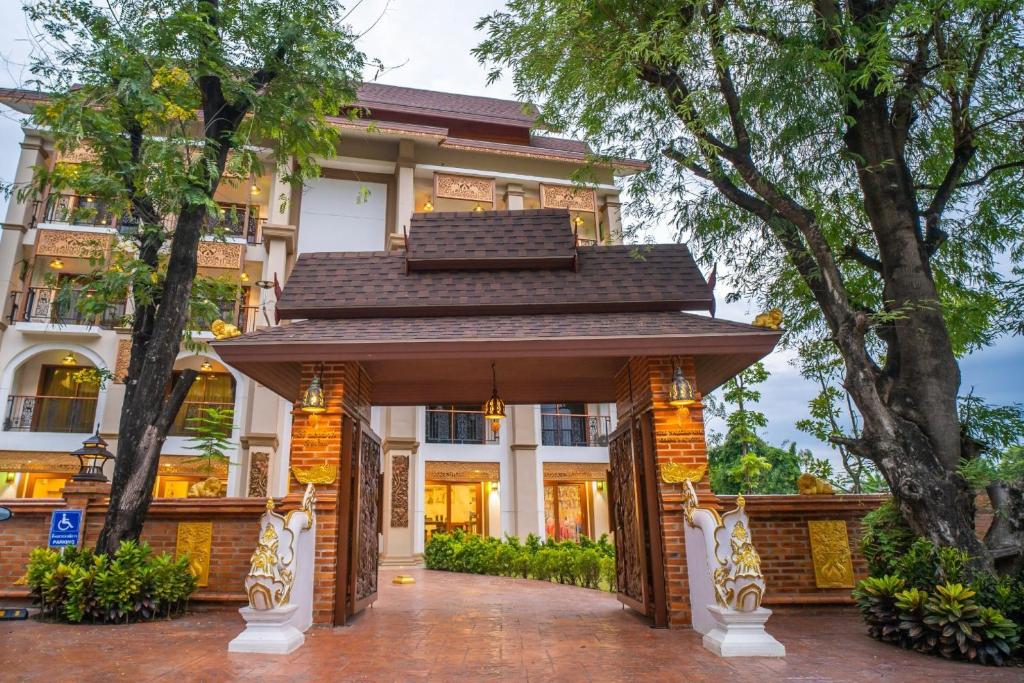 清迈Siri Nakornpink Chiang Mai Hotel SHA Plus的大楼前的大门