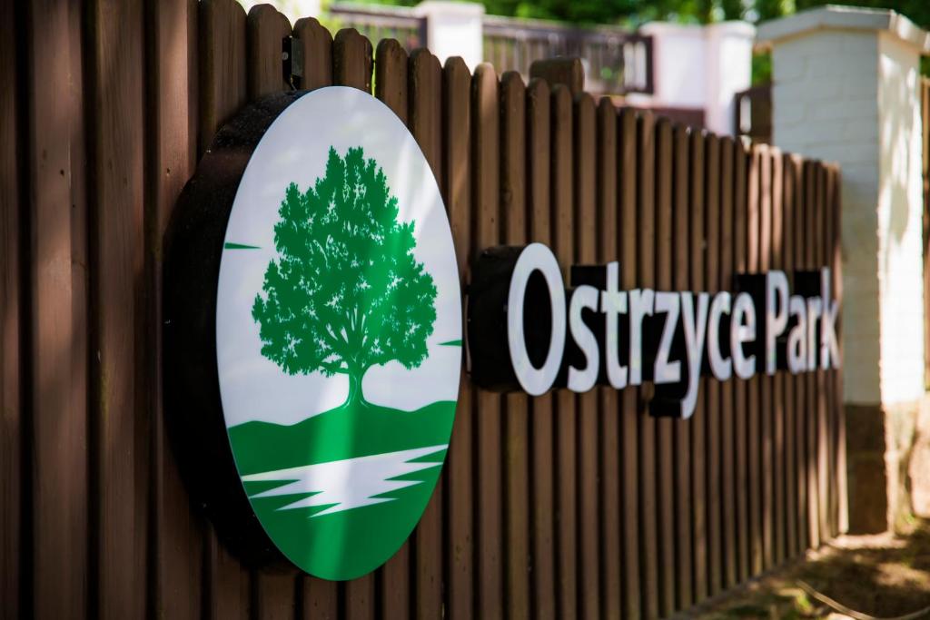 奥斯特基采Ostrzyce Park的 ⁇ 上的一个标志,上面有一棵树