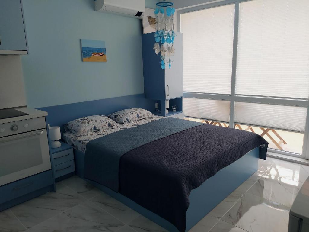 希典Апартамент Blue apartment, гр. Китен的蓝色的卧室设有床和窗户