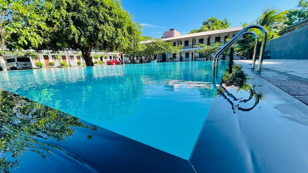 卡特勒格默UD Garden Hotel的蓝色海水大型游泳池