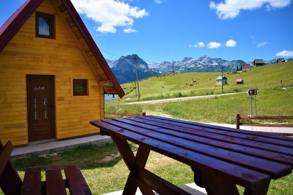 扎布利亚克Durmitor view的小屋前的木餐桌