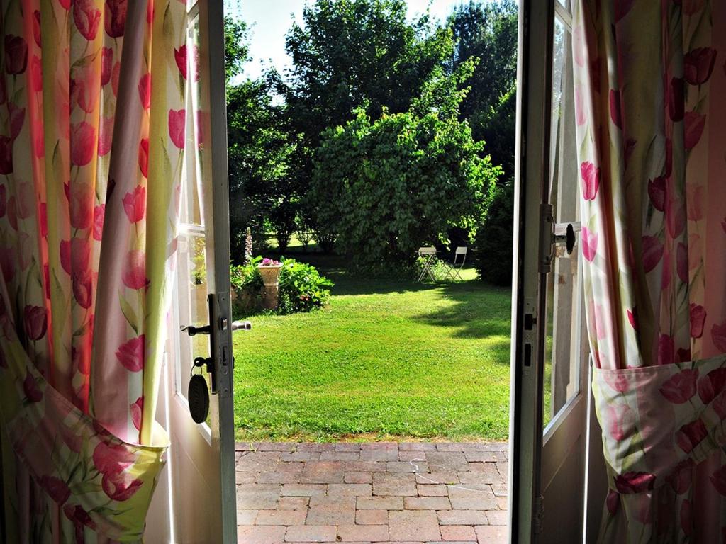 Fronsac佩蒂特·加洛斯住宿加早餐旅馆的享有庭院景致的开放式门