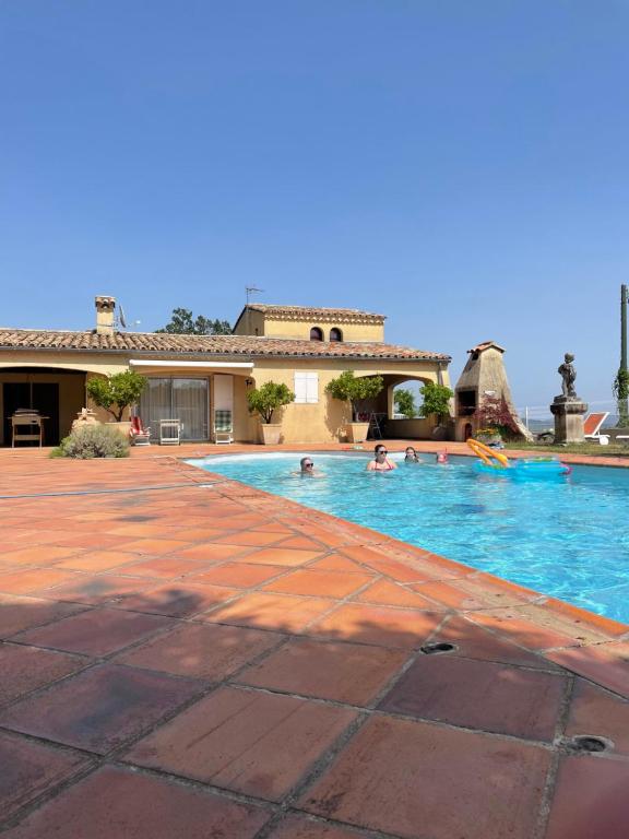 欧布纳Villa Lazuel, piscine privative chauffée, vue panoramique et jardin clos的一群人在游泳池游泳