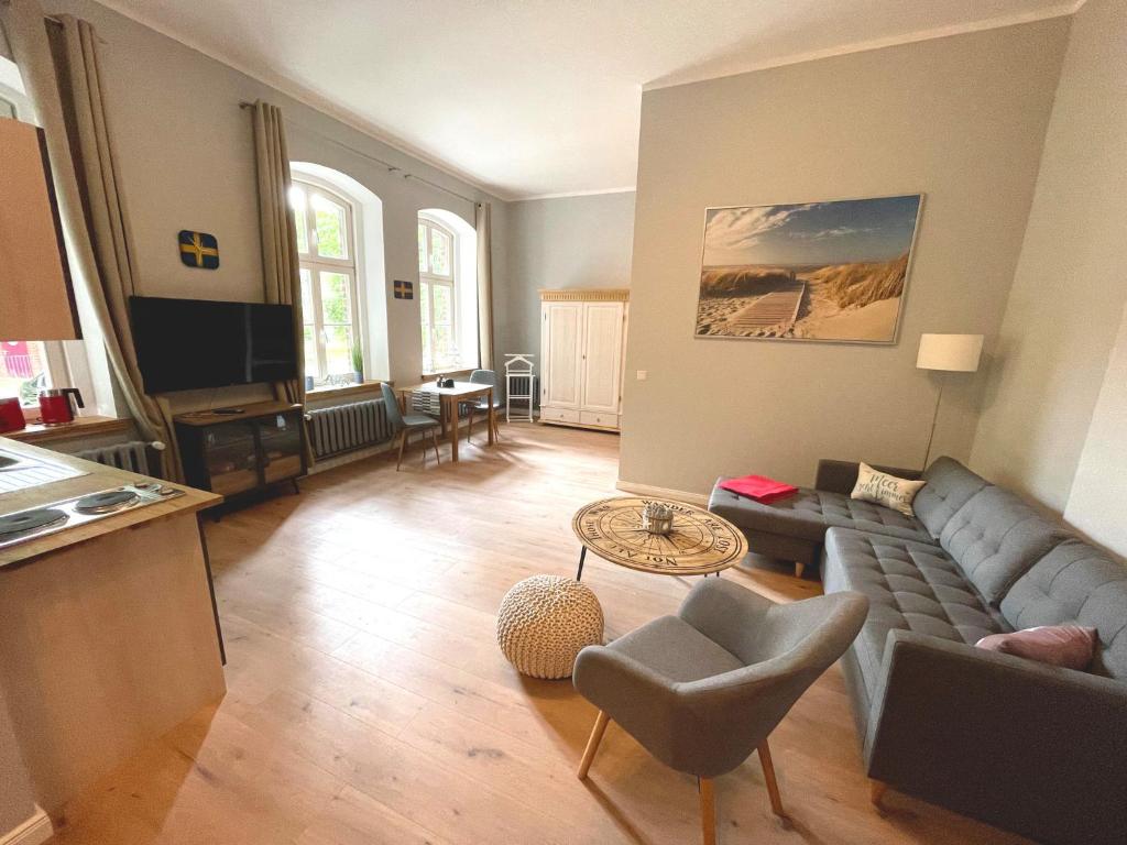 施特拉尔松德Gästehaus Sternschanze - App1 Admiral的客厅配有沙发和桌子