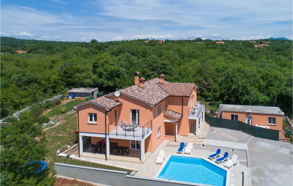 VinežNice Home In Labin With Jacuzzi的享有带游泳池的房屋的空中景致