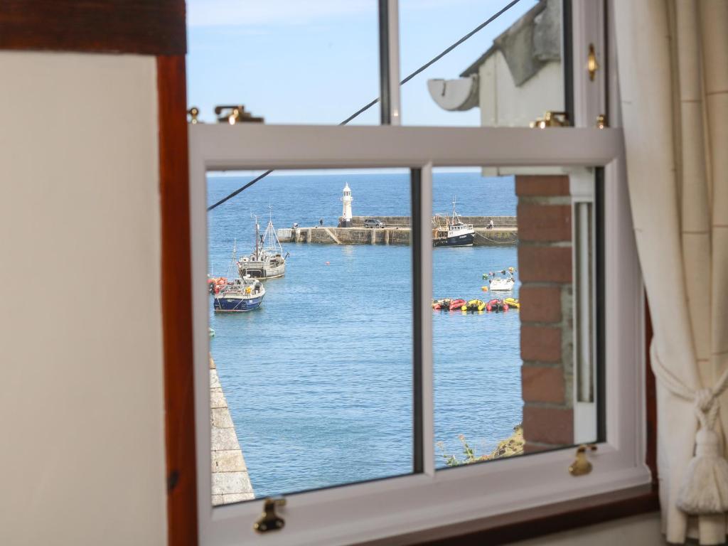梅瓦吉西Polkirt Forge的海港景窗户,水中设有船只