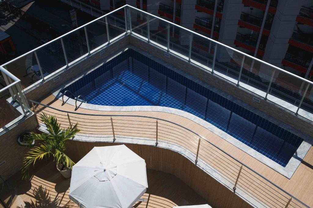 马塞约海岛大亨亚酒店 的游泳池顶部景,带遮阳伞