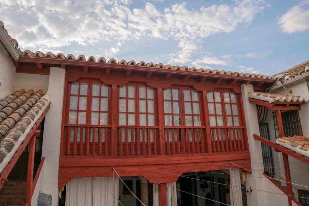 阿尔玛格鲁LA ALDABA, antigua casa de labor的一座建筑的顶部设有木制阳台