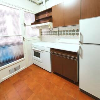 坎波德克里普塔纳Ruta del quijote的厨房配有白色冰箱和棕色橱柜