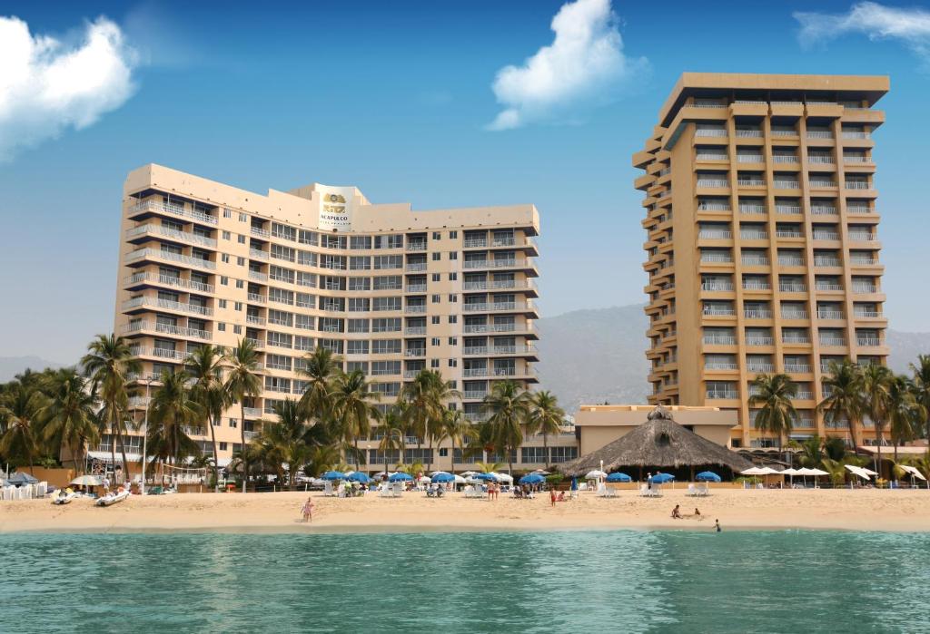 阿卡普尔科Ritz Acapulco All Inclusive的拥有两栋高楼和一家酒店的海滩