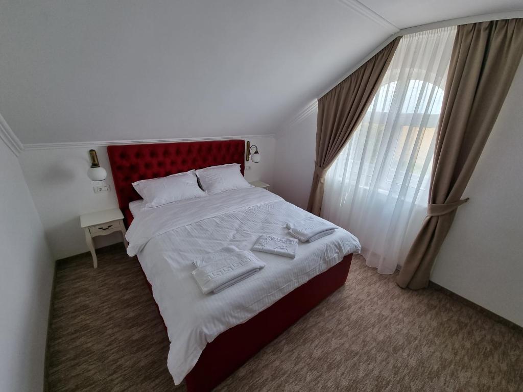 奥拉迪亚Mini Paradis的一间卧室设有一张大床和一个窗户。