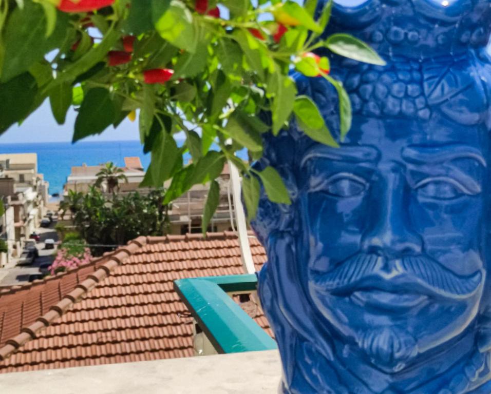 多纳卢卡他Casa Tanna的蓝色的花瓶坐在建筑物顶部