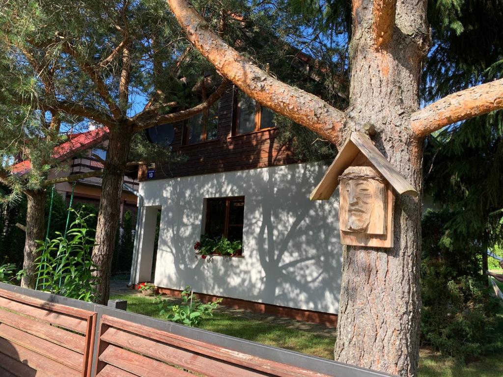 吉日茨科Dom nad jeziorem Tajty的屋前树上的木十字架