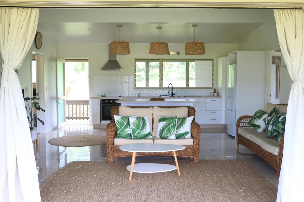 拉罗汤加Serene Holiday Home的带沙发的客厅和厨房