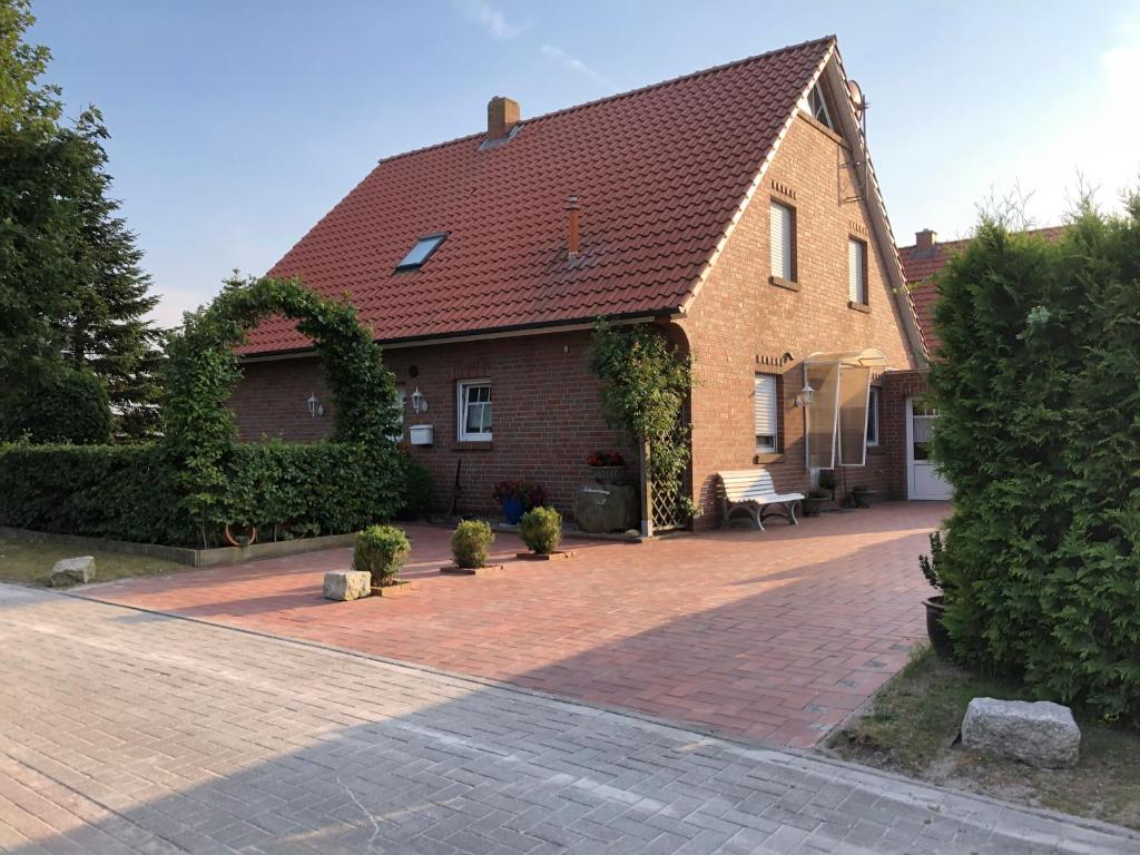 克鲁姆赫恩Greetje Oog的前面有砖瓦车道的房子