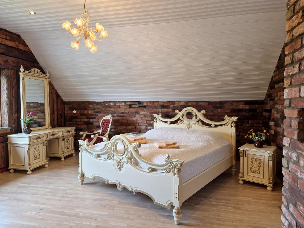 IklaUue-Jaani Talu puhkemaja的卧室配有白色的床和砖墙