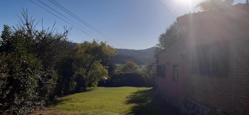 拉库布蕾Casa con vista a la salida del sol的一座房子,旁边是草地庭院