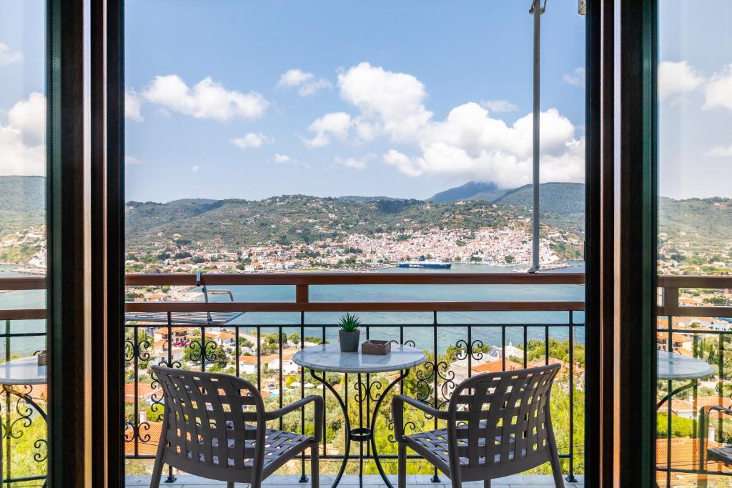 斯科派洛斯阿尔戈欧尼酒店的市景阳台配有桌椅。