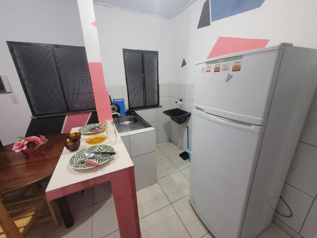 马瑙斯Romulo Ap3的一间带冰箱和桌子的小厨房