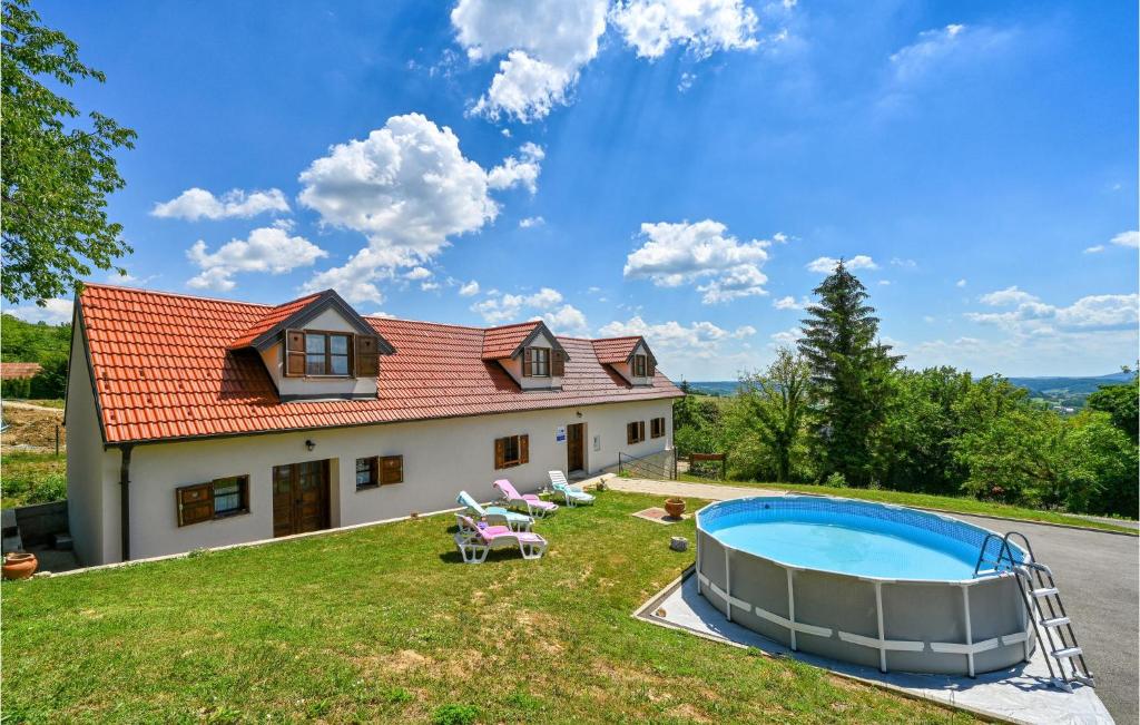 Donje MakojišćeBeautiful Home In Breznicki Hum With Kitchen的享有带游泳池的外部景致