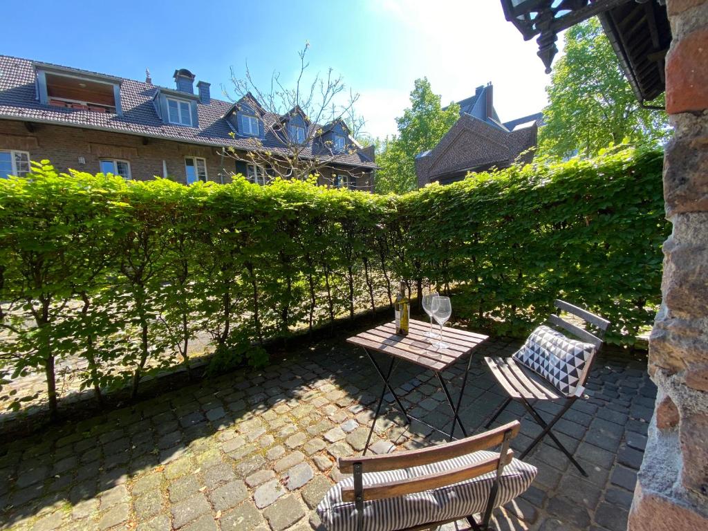 诺伊斯Denkmalschutz - Zentral - Haustiere - Messe的庭院设有两把椅子和围栏