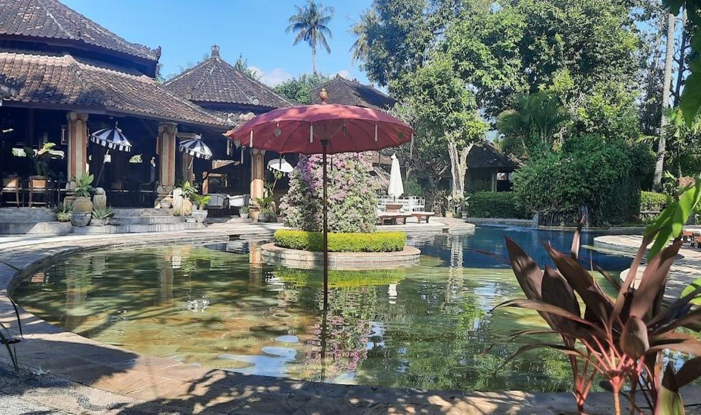 Rambutan Hotel内部或周边的泳池