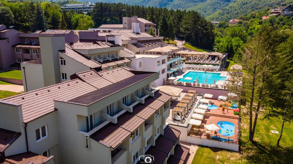 索科矿泉村Hotel Sunce的享有酒店空中美景,设有游泳池
