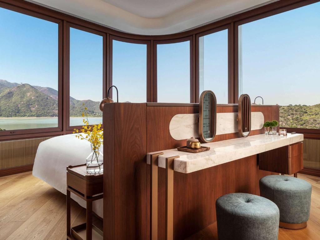 香港香港银樾美憬阁精选酒店的一间卧室设有一张床和一个大窗户