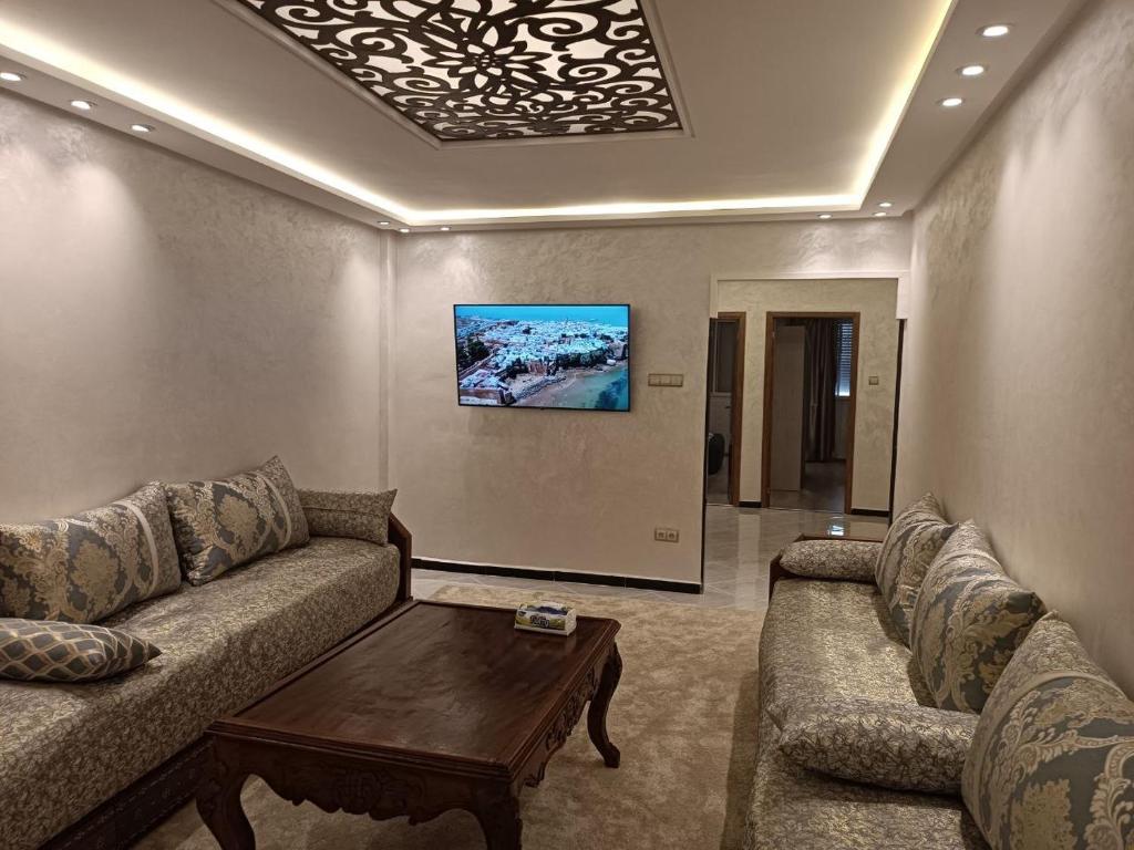 拉巴特Aprt Hassan rba的带沙发和咖啡桌的客厅