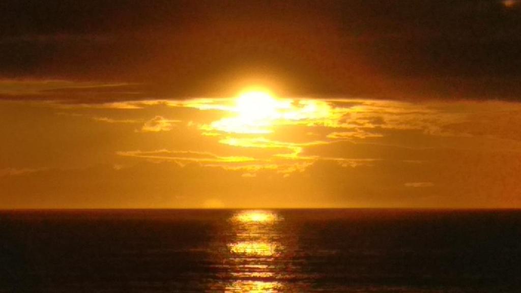 大加那利岛拉斯帕尔马斯El Ático Del Mar 5B的夕阳西下,天空中